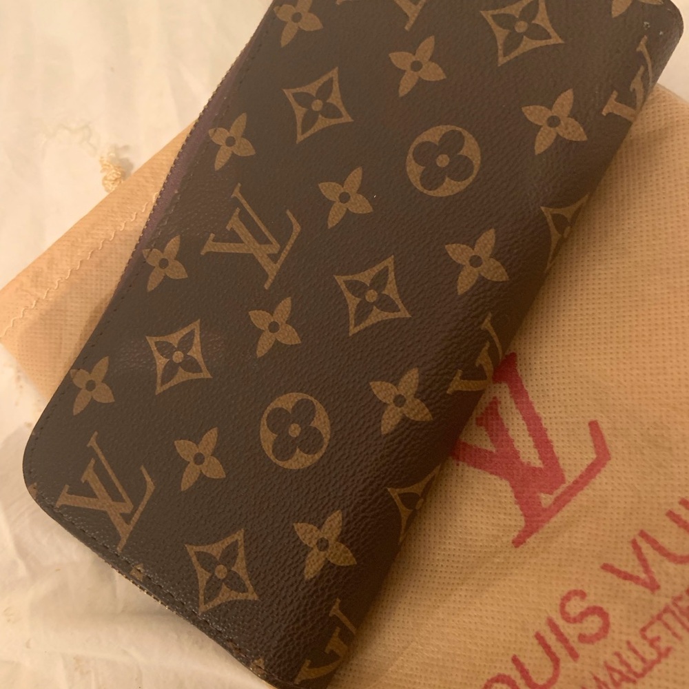 Designer wallet like new